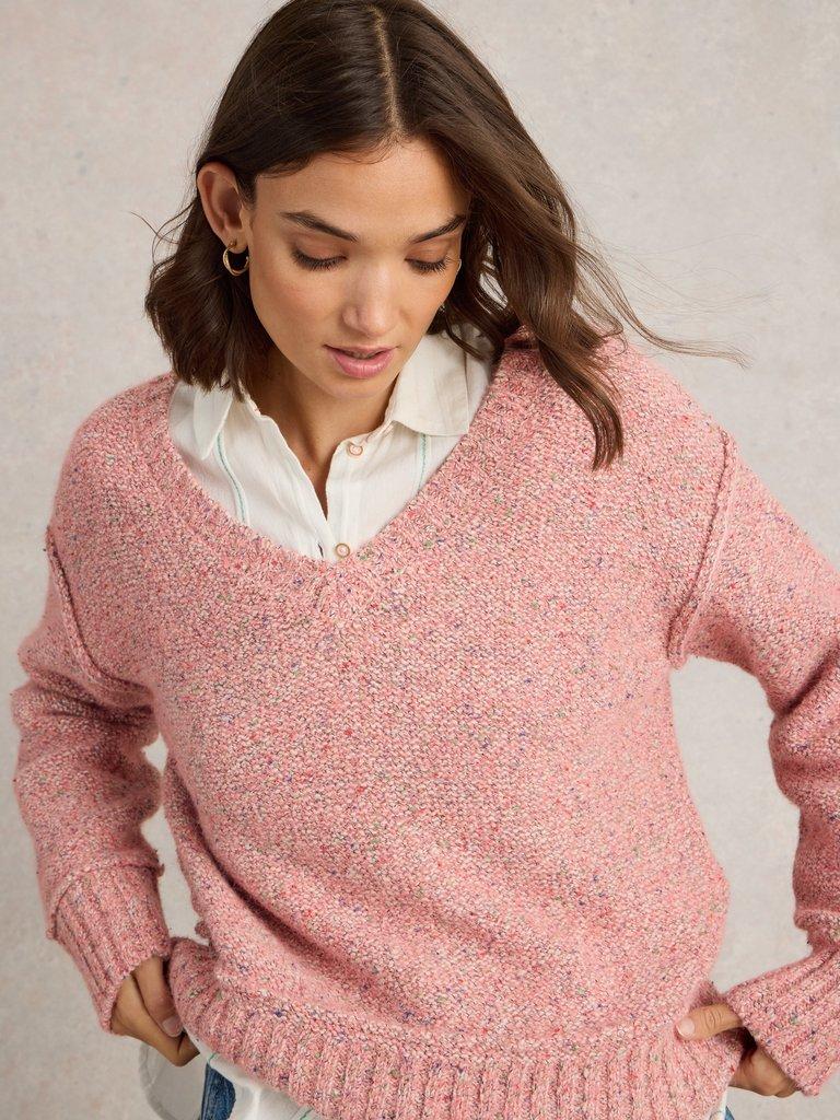 TAMMY TEXTURED V NECK in LGT PINK - MODEL DETAIL