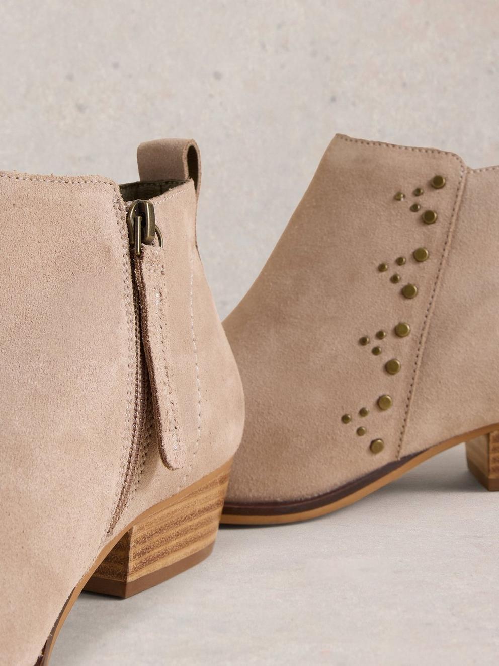 Willow Stud Ankle Boot in LGT GREY - FLAT DETAIL