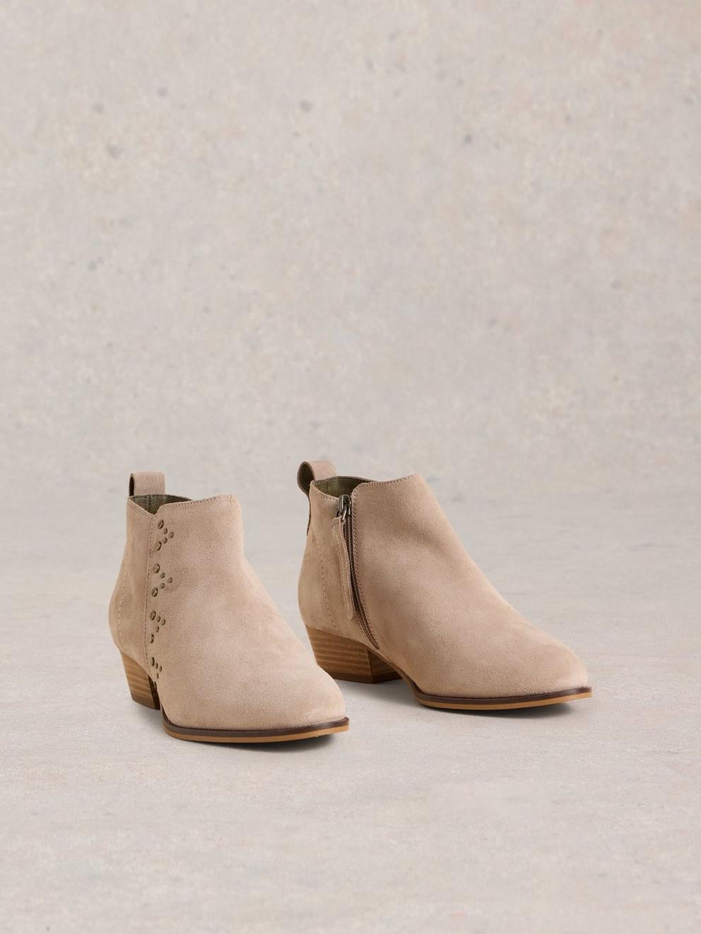 Willow Stud Ankle Boot in LGT GREY - FLAT FRONT