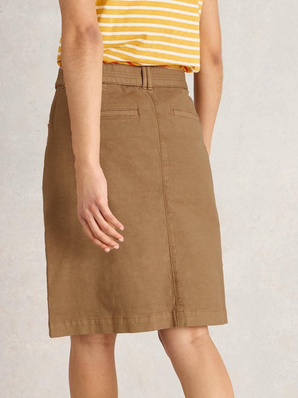 Teakie Skirt in DK NAT - MODEL BACK
