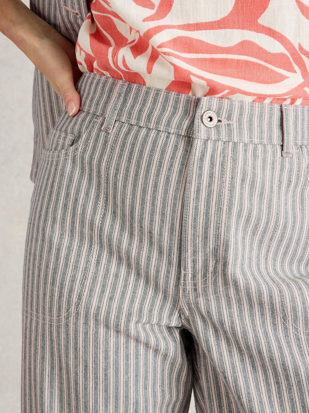Tia Wide Leg Jean Crop in NAT MLT - MODEL DETAIL