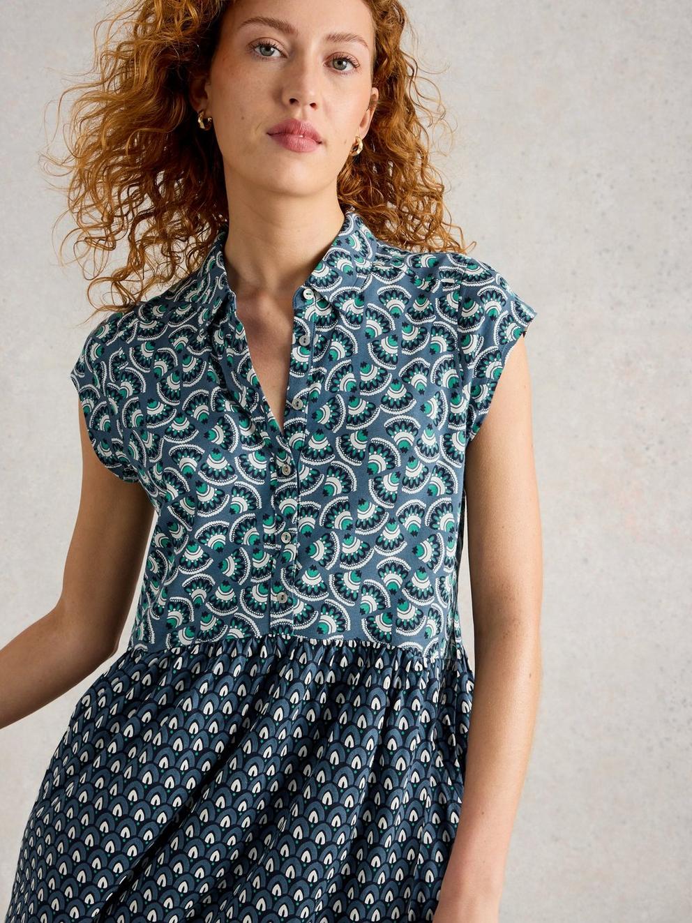 Everly Jersey Shirt Shortsleeve Dress in NAVY MULTI - MODEL DETAIL