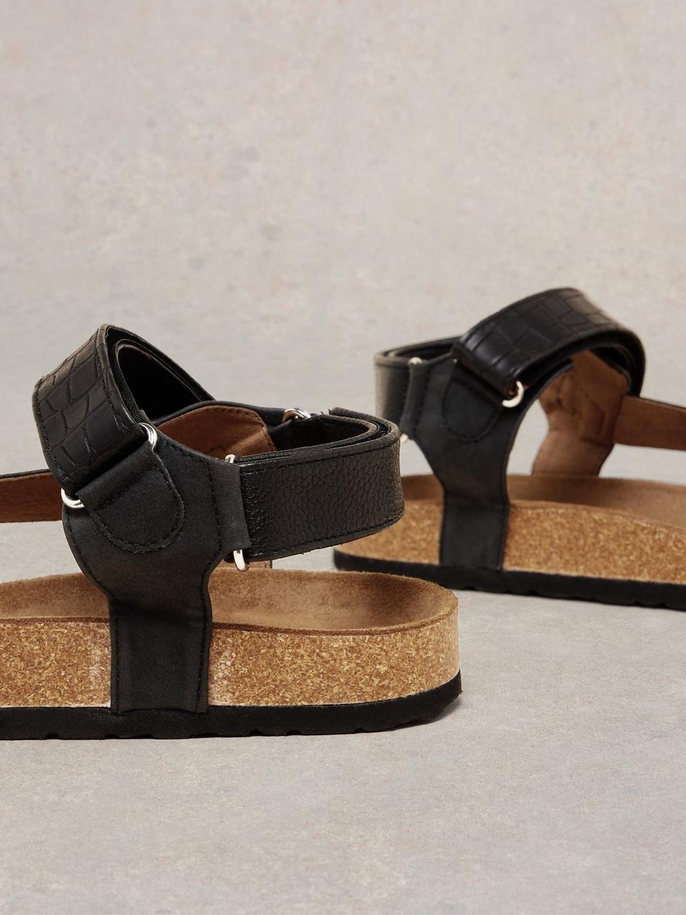 Trek Footbed Sandals in PURE BLK - FLAT DETAIL