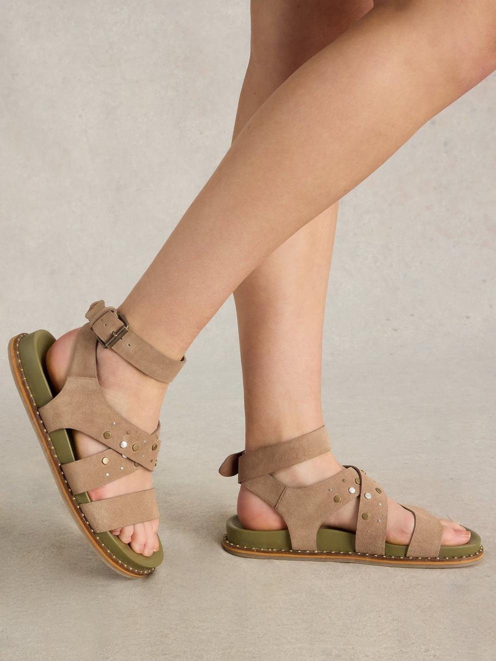 Gladiator Footbed Sandal in DK NAT - MODEL FRONT