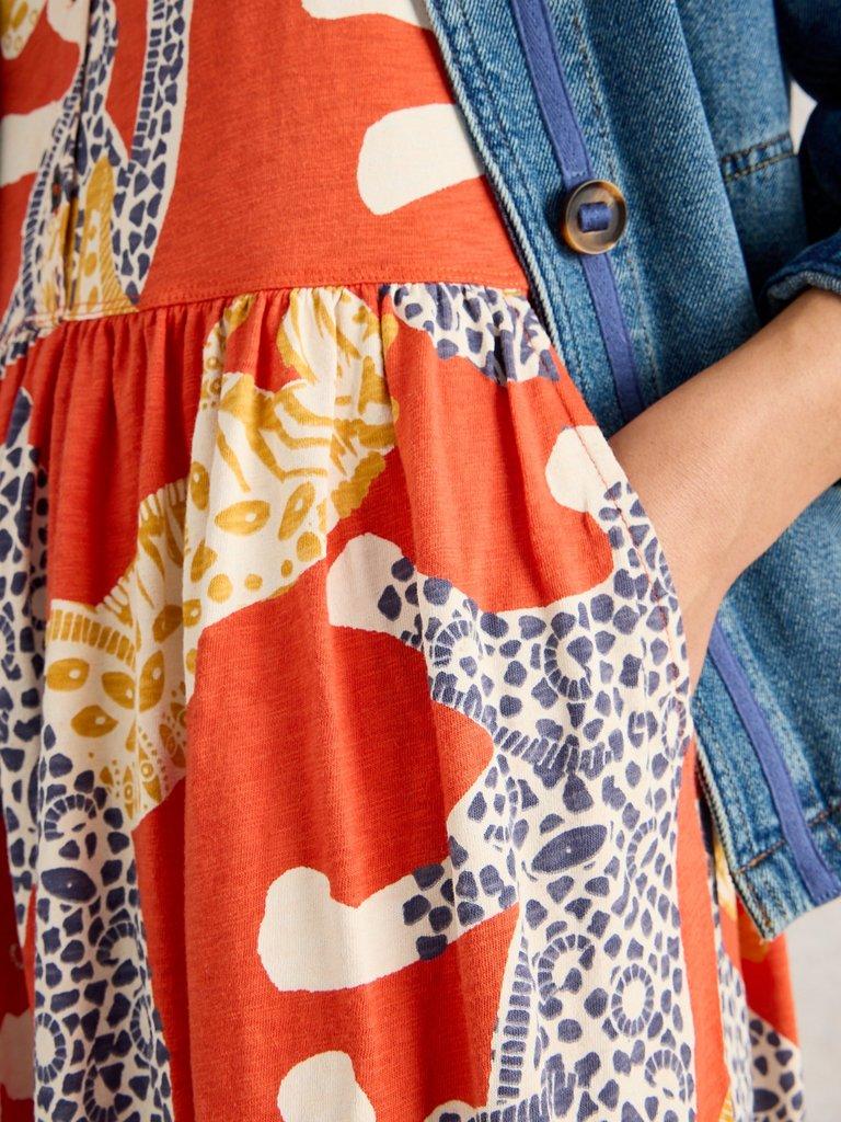 Rylee Jersey Shirt Midi Dress in RED MLT - MODEL DETAIL