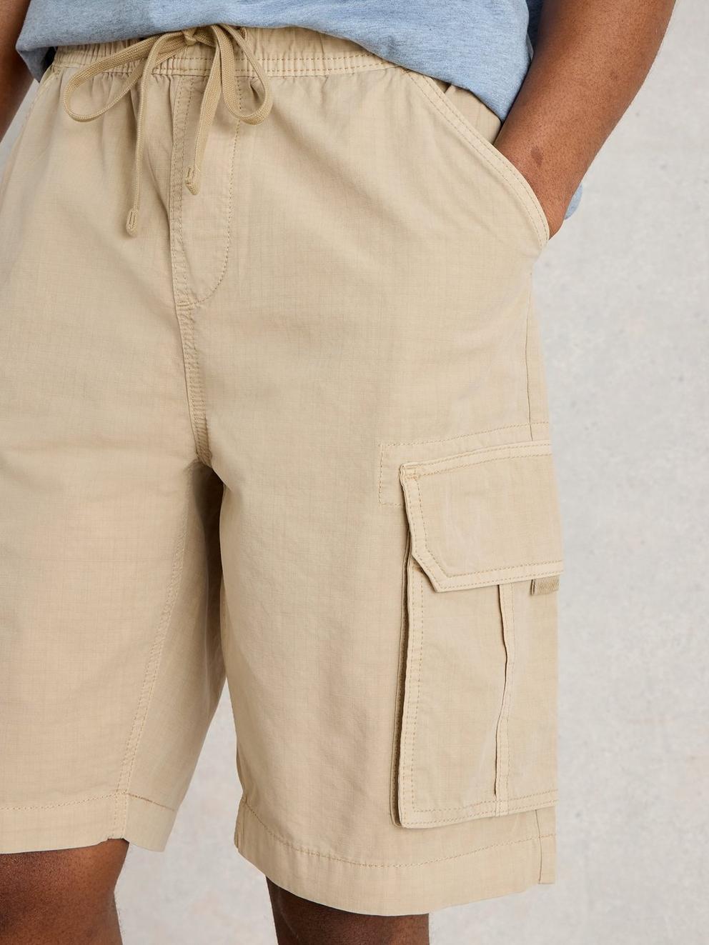 Callington Cargo Short in LGT NAT - MODEL DETAIL