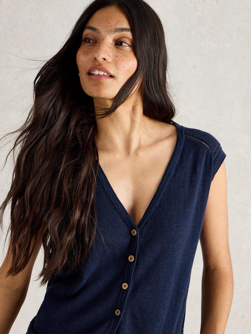 NARIA LINEN BLEND TANK in DARK NAVY - MODEL DETAIL