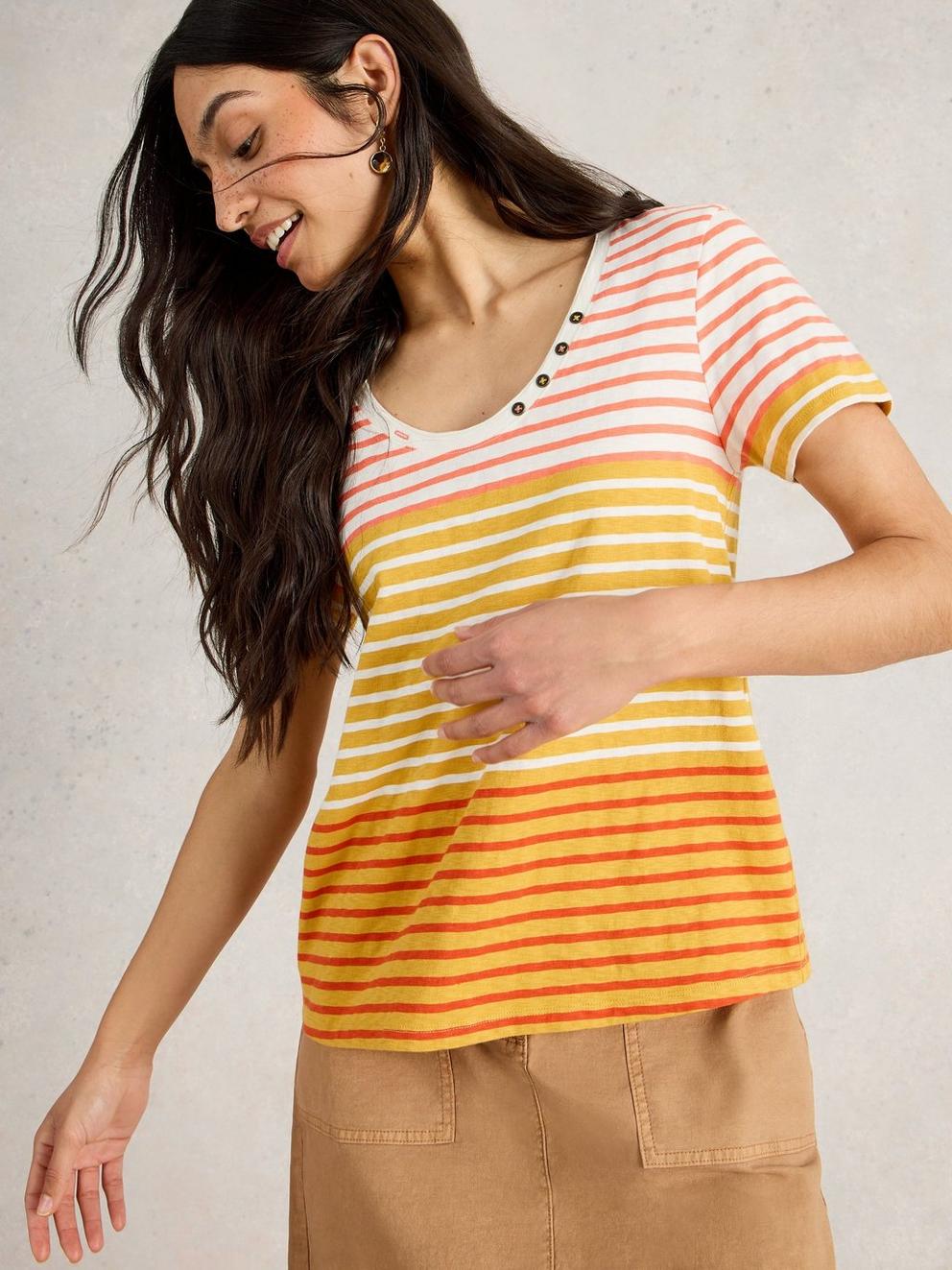 NADIA CREW NECK TEE in YELLOW MLT - MODEL DETAIL
