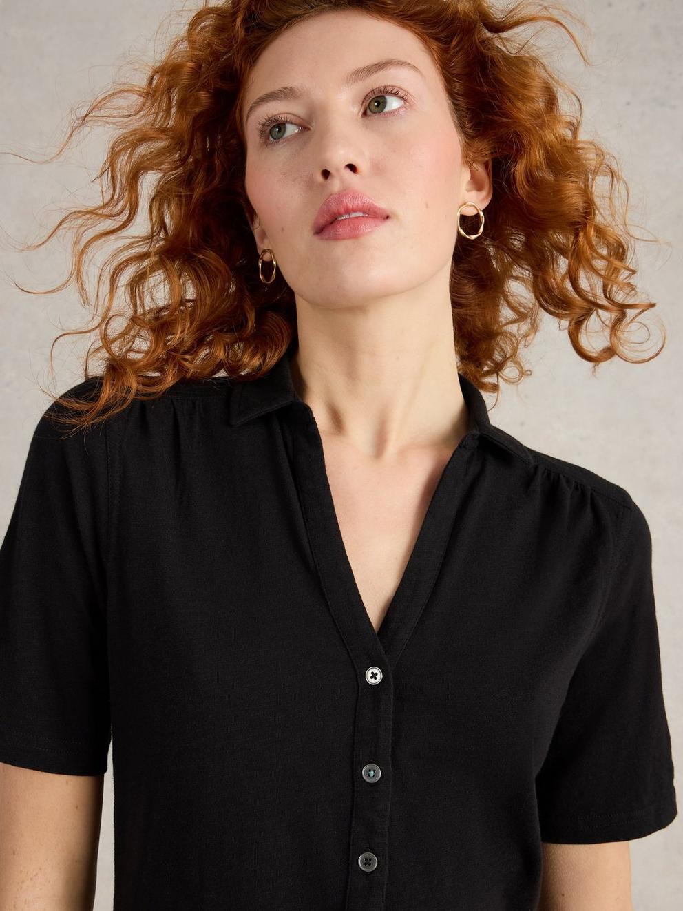 ANNIE SHORT SLEEVE JERSEY SHIRT in PURE BLK - MODEL DETAIL