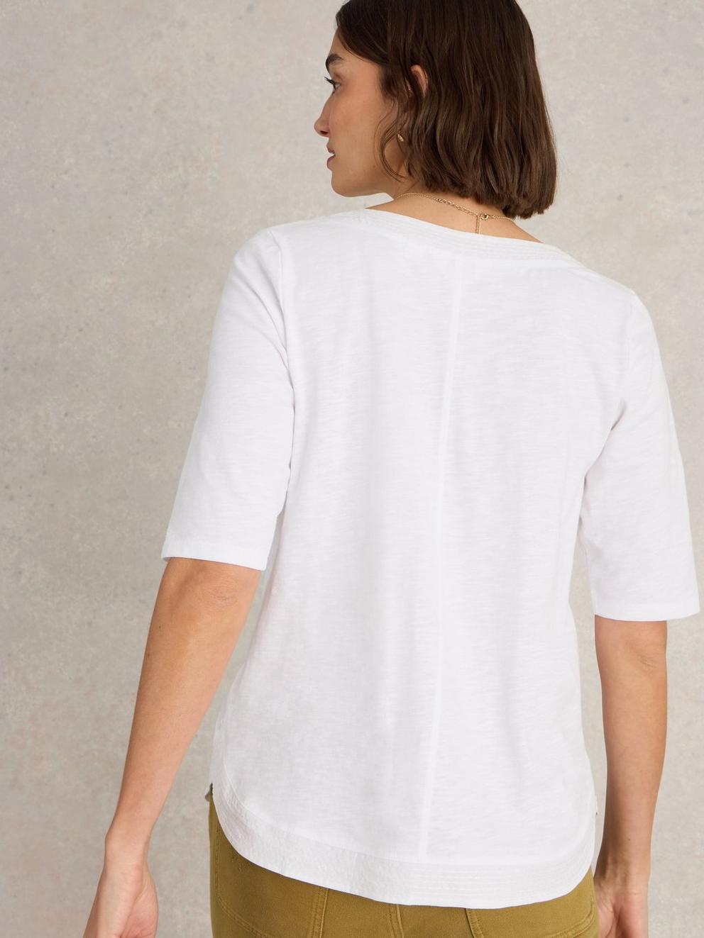 WEAVER NOTCH NECK TOP in BRIL WHITE - MODEL BACK