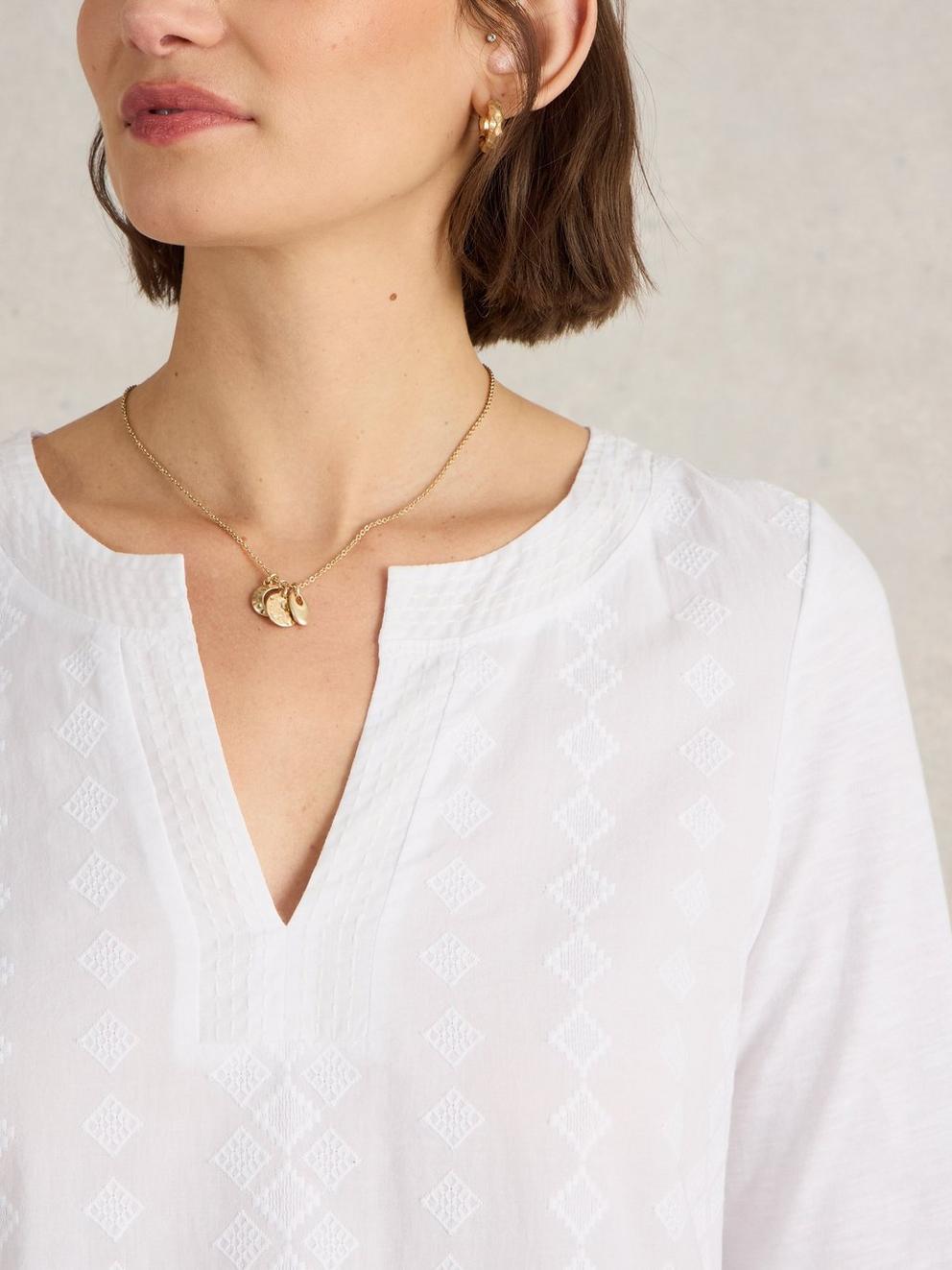 WEAVER NOTCH NECK TOP in BRIL WHITE - MODEL DETAIL