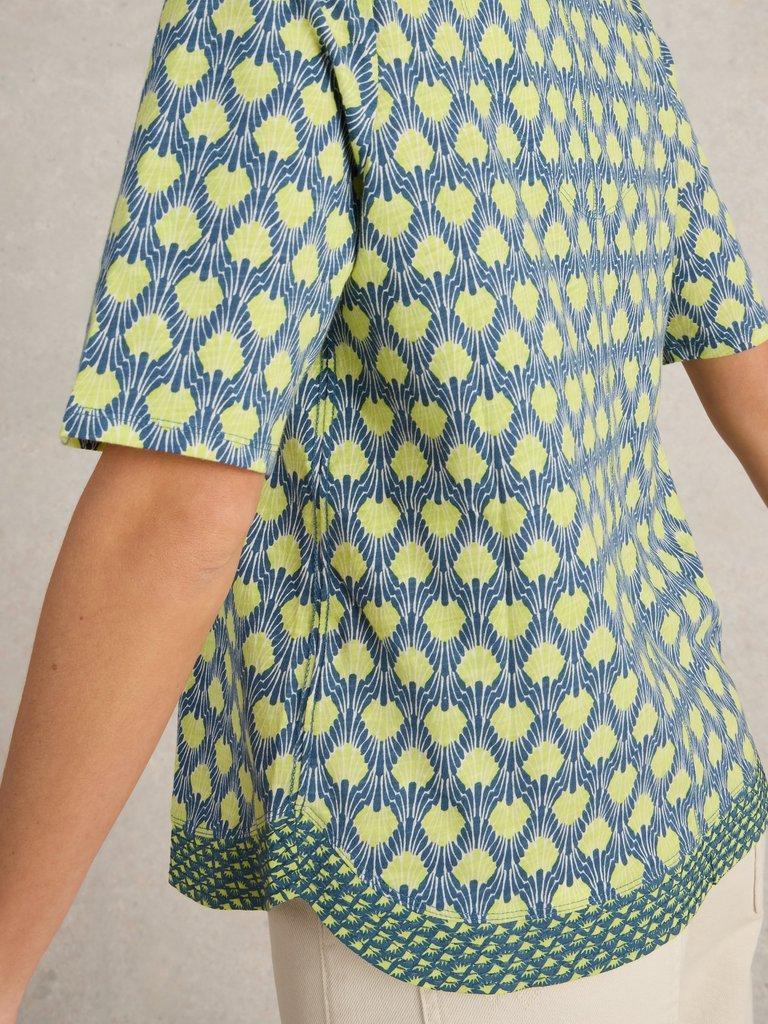 WEAVER NOTCH NECK TOP in NAVY PR - MODEL DETAIL