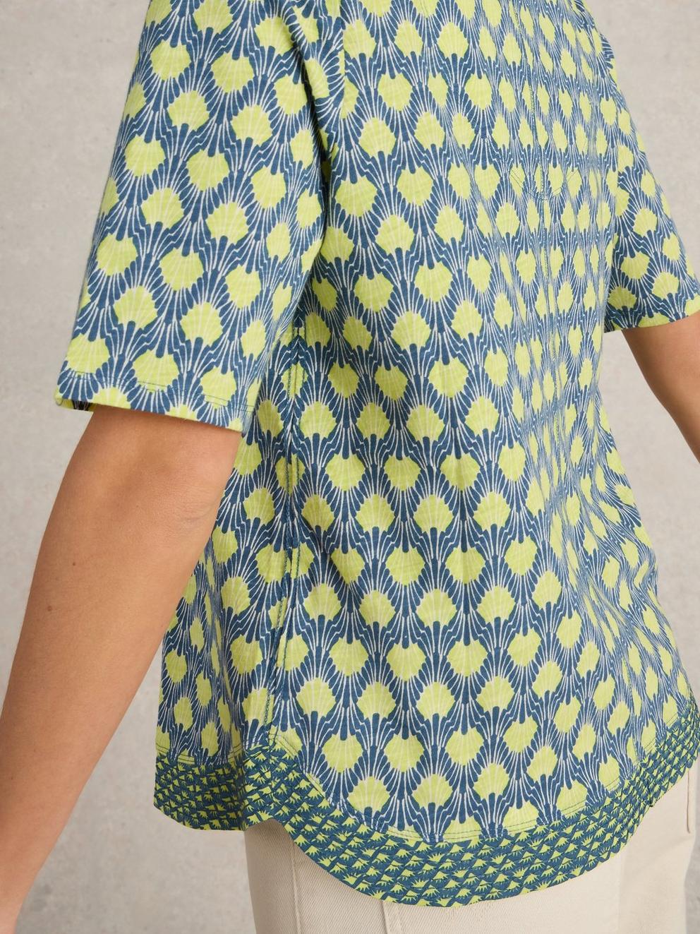 WEAVER NOTCH NECK TOP in NAVY PR - MODEL DETAIL