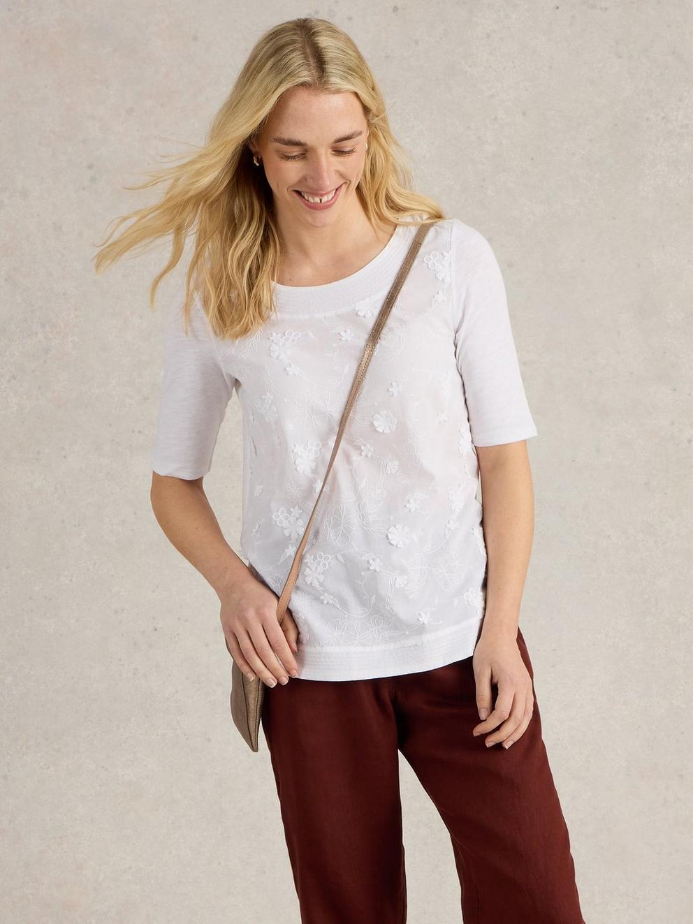 WEAVER BRODERIE TOP in BRIL WHITE - MODEL DETAIL
