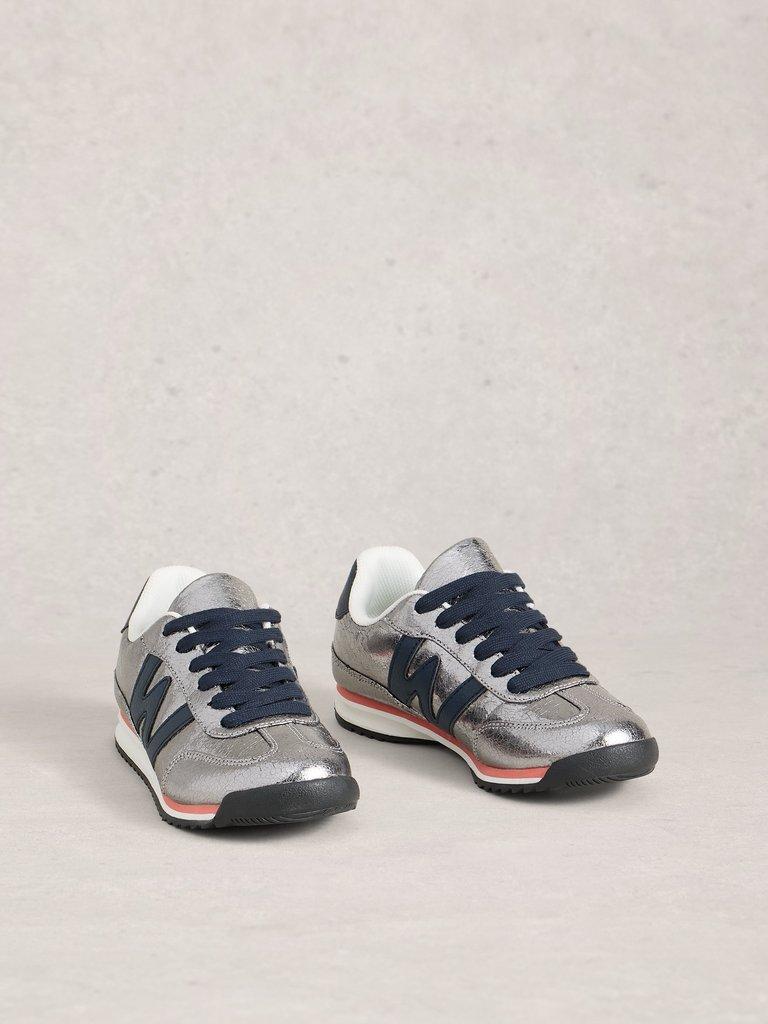 Lucy Trainer in SLV TN MET - FLAT FRONT