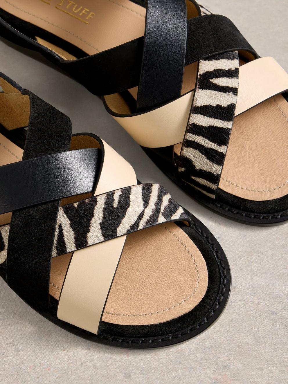 Holly Mini Wedge Sandal in PURE BLK - FLAT DETAIL