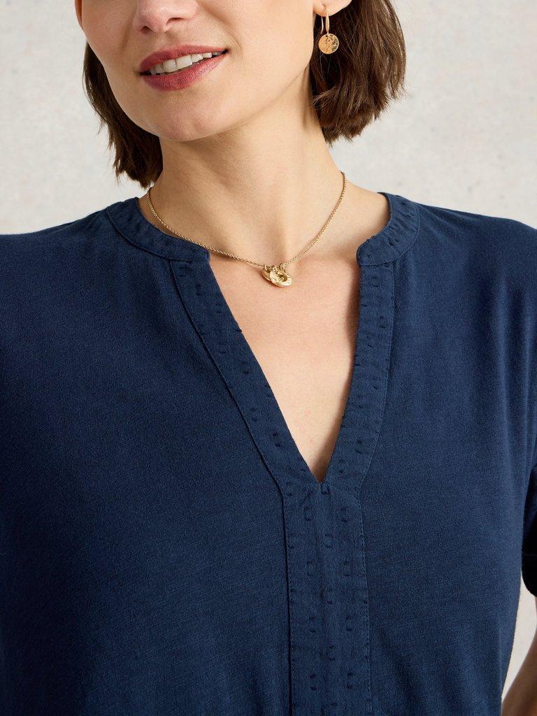 MARIA MIX TUNIC in FR NAVY - MODEL DETAIL