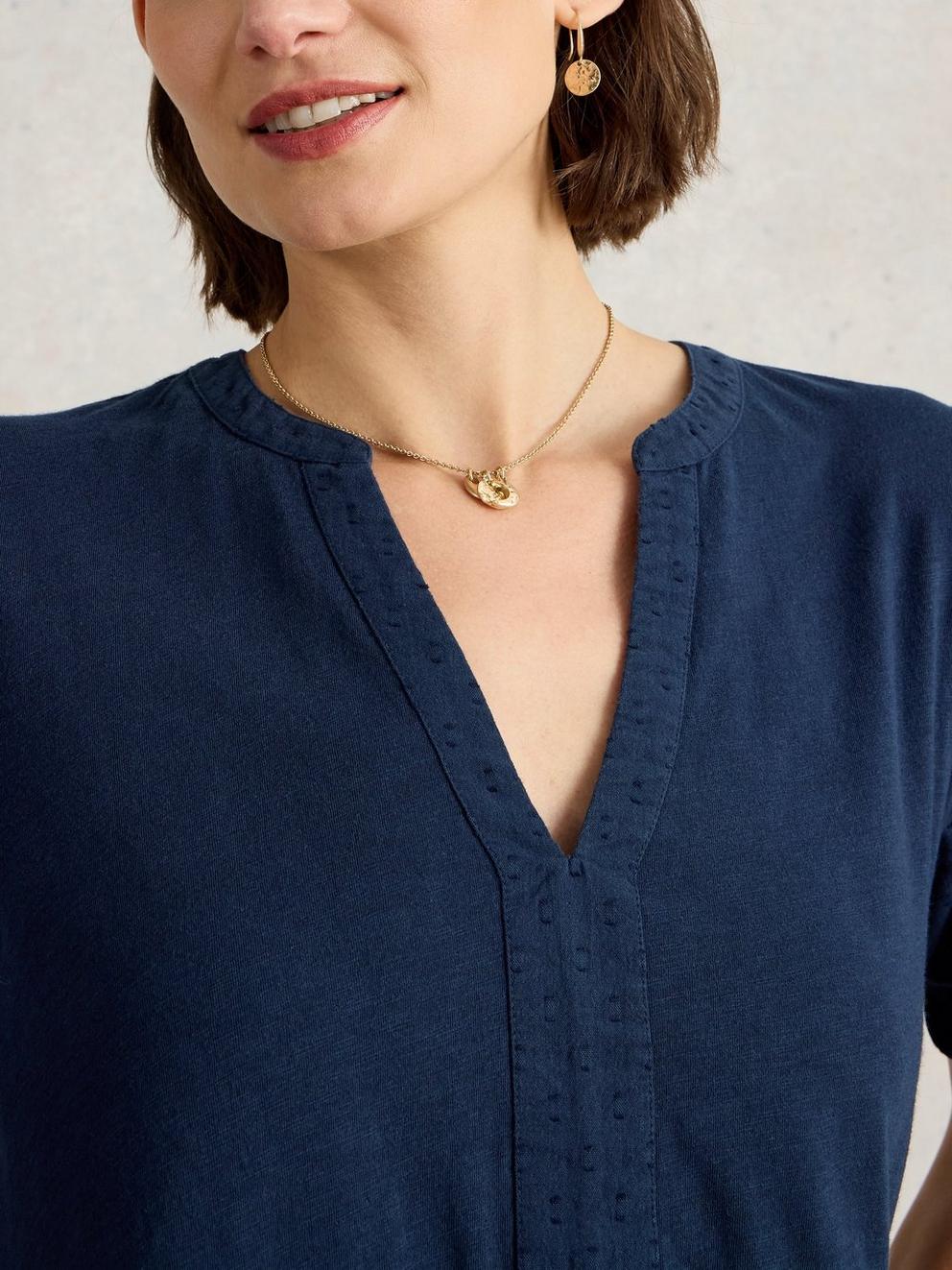 MARIA MIX TUNIC in FR NAVY - MODEL DETAIL