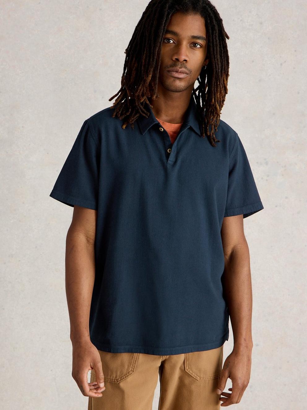 Anderby Woven Polo in DARK NAVY - MODEL DETAIL