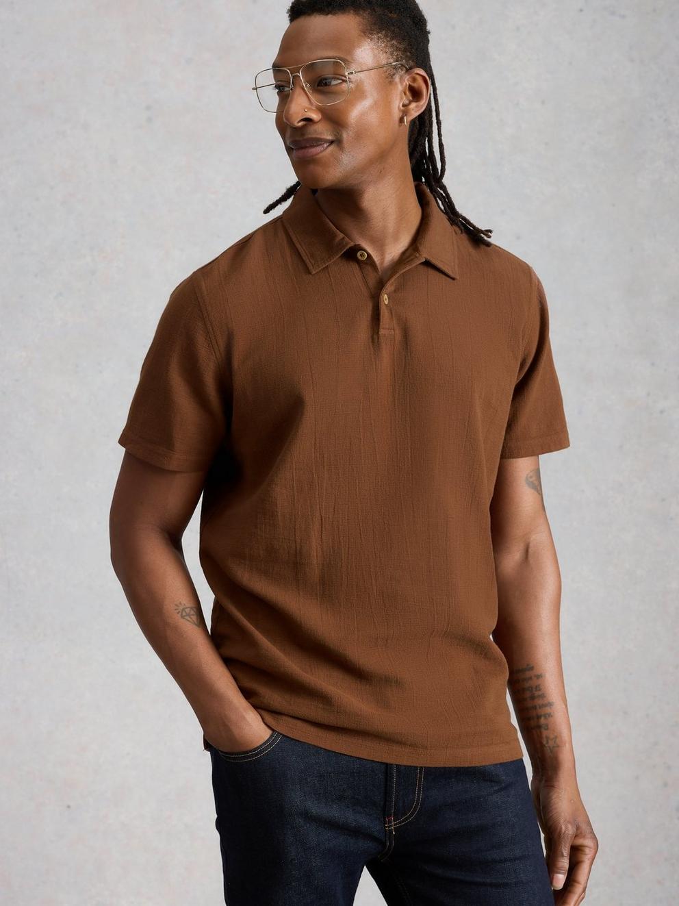 Anderby Woven Polo in MID BROWN - MODEL DETAIL