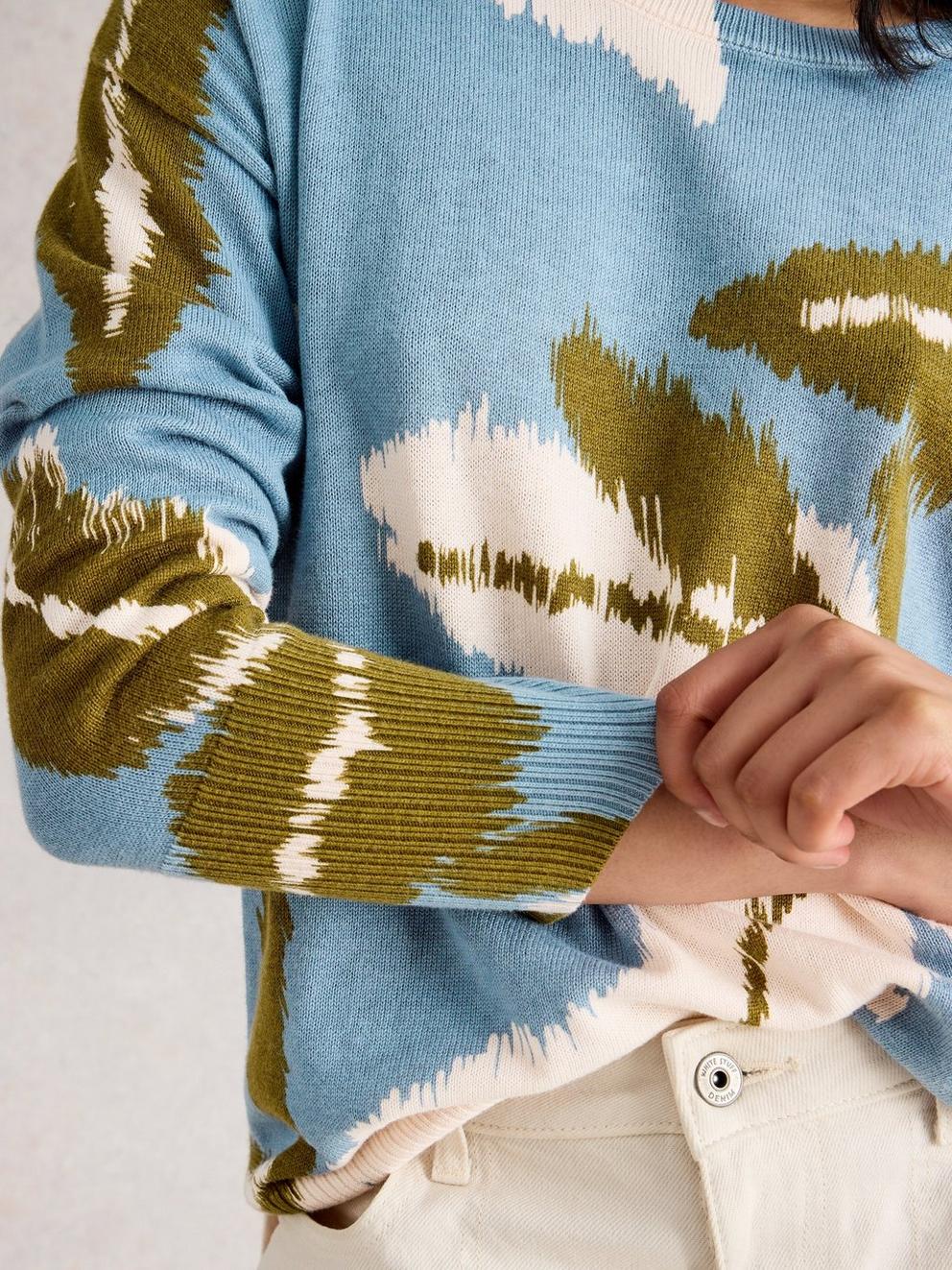 OLIVE PRINT JUMPER in BLUE MLT - MODEL DETAIL