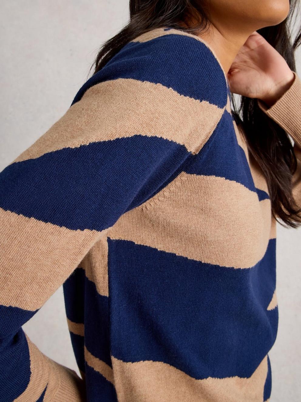 KATIE ABSTRACT JUMPER in NAVY PR - MODEL DETAIL