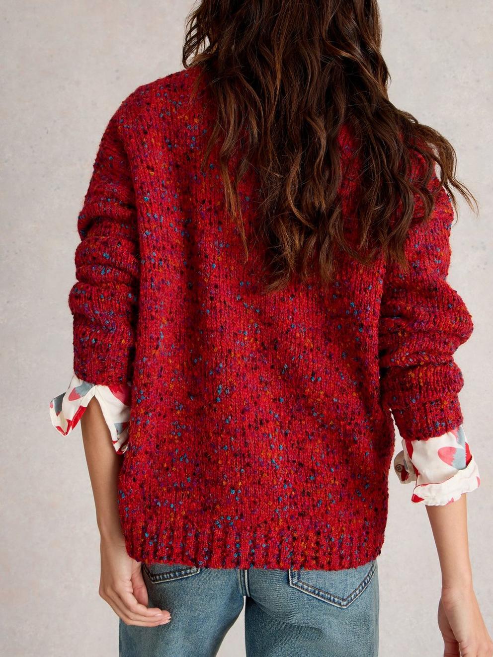 TEXTURE  V NECK in MID RED - MODEL BACK