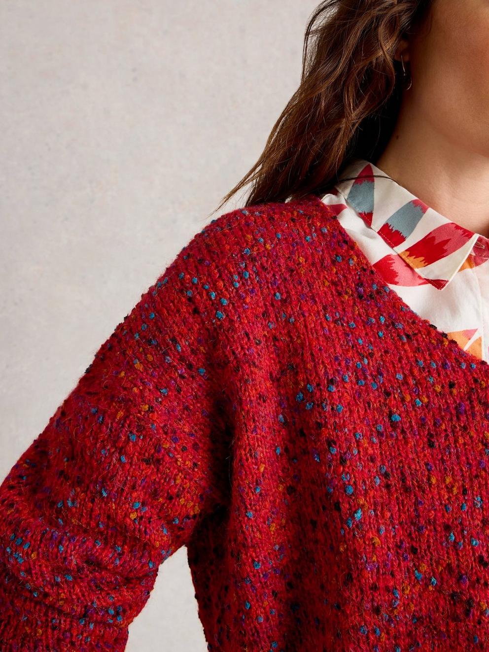 TEXTURE  V NECK in MID RED - MODEL DETAIL