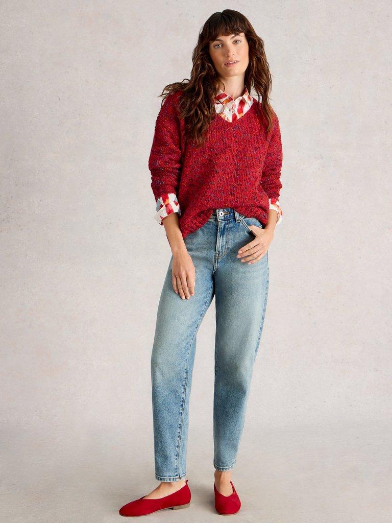 TEXTURE  V NECK in MID RED - MODEL FRONT