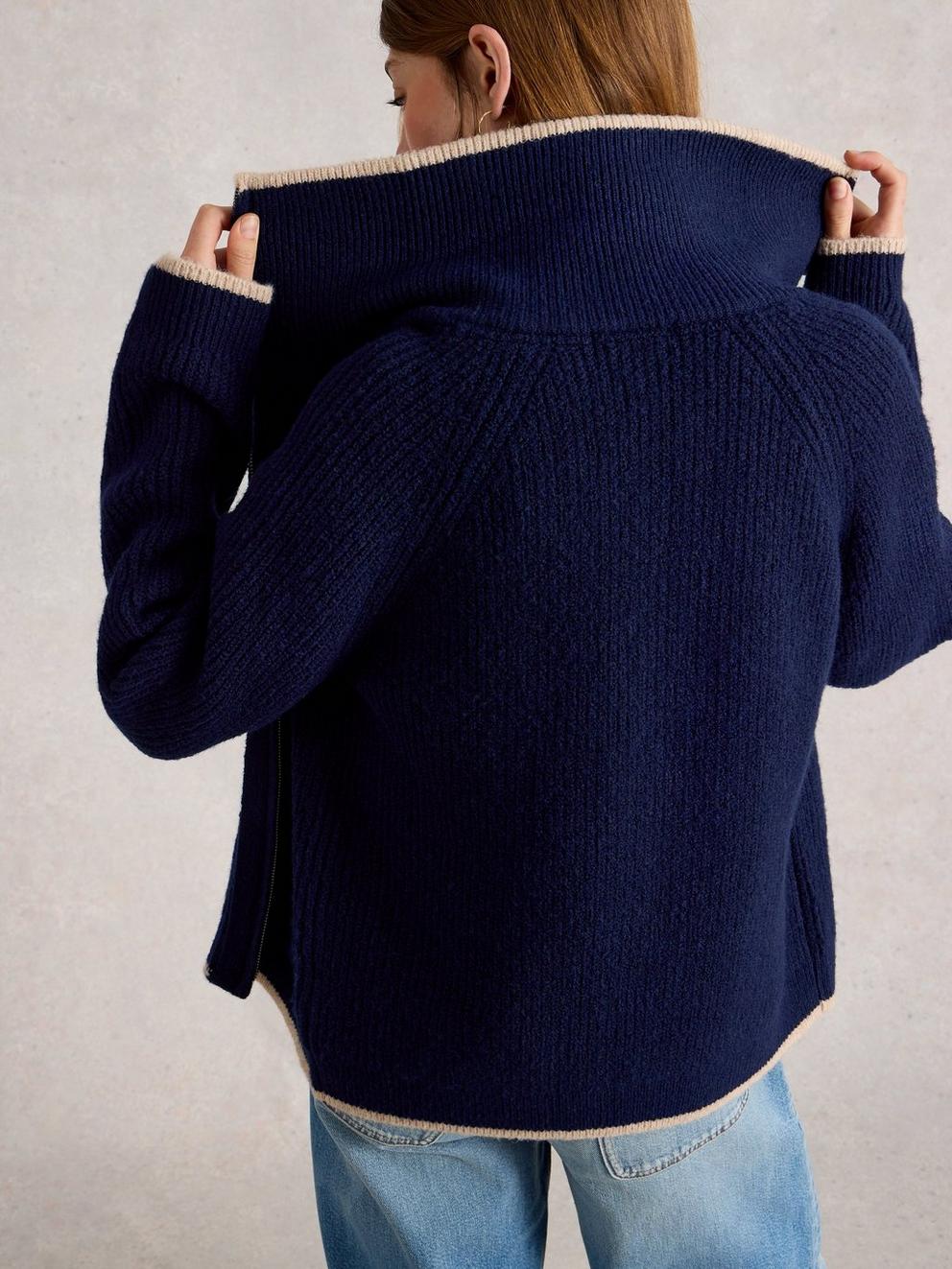 BETTY BOMBER in FR NAVY - MODEL BACK