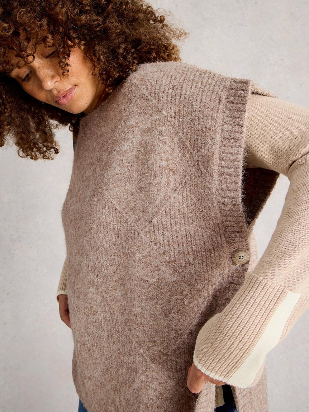 Diamond Stitch Poncho in LGT NAT - MODEL DETAIL