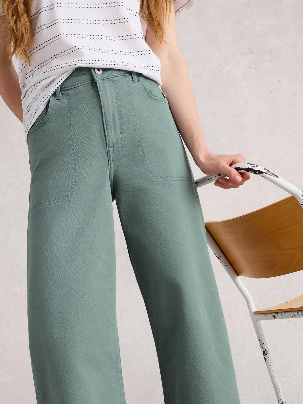 Crop Tia Wide Leg Jean in MID BLUE - MODEL DETAIL