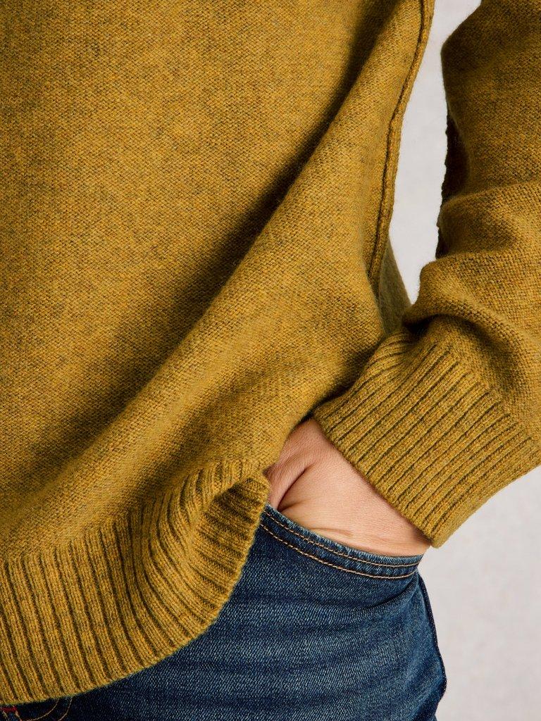 Milton Lambswool Crew in MID YELLOW - MODEL DETAIL