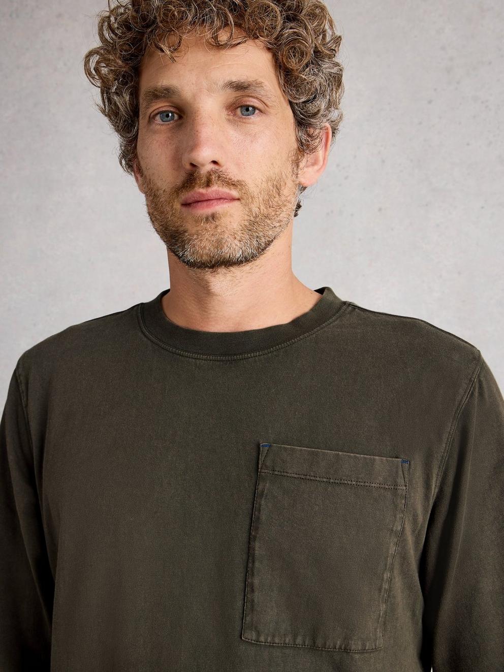 Accleton Crew Neck Tee in KHAKI GRN - MODEL DETAIL