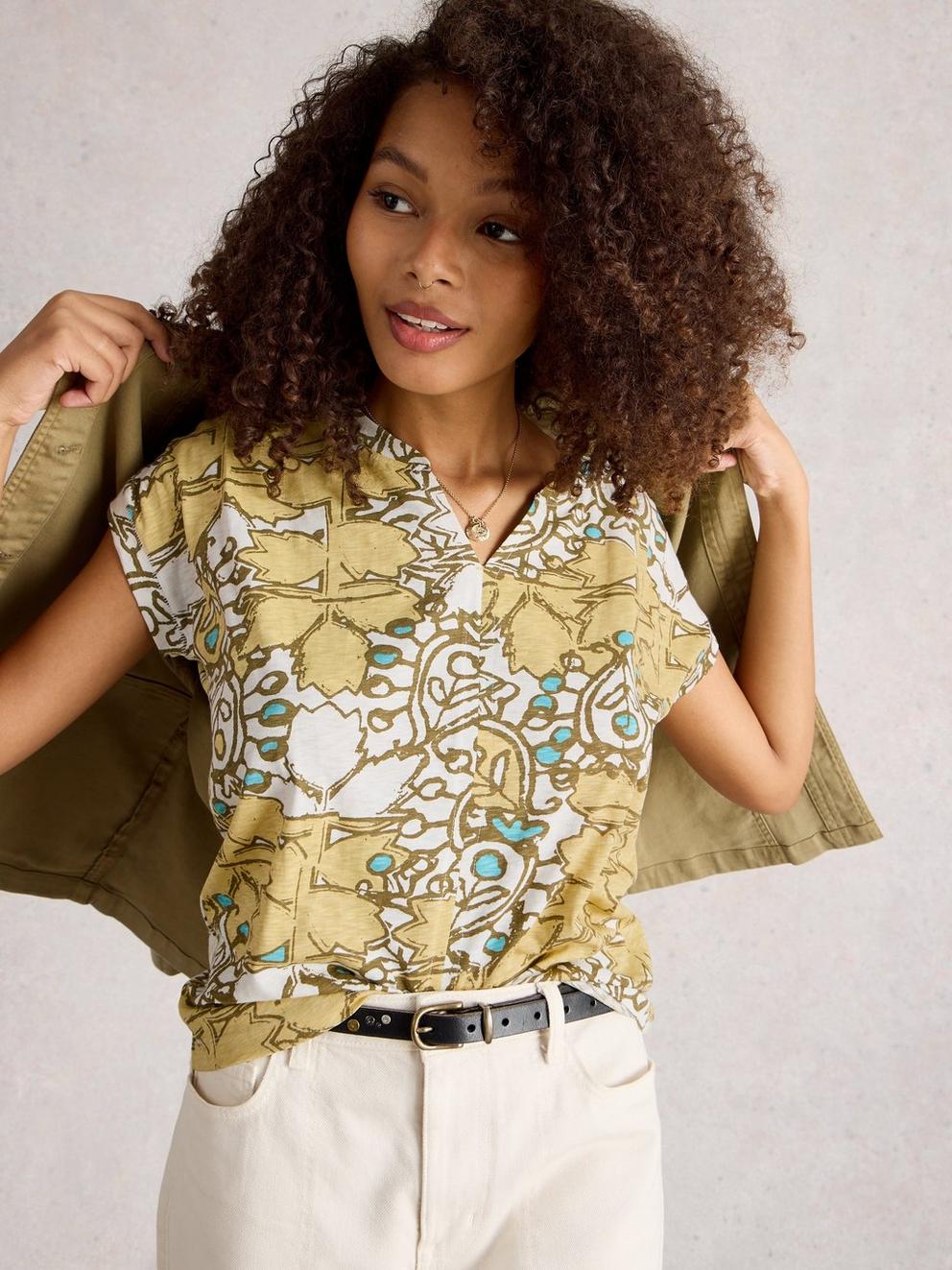 NELLY TEE NOTCH NECK in WHITE PR - MODEL DETAIL