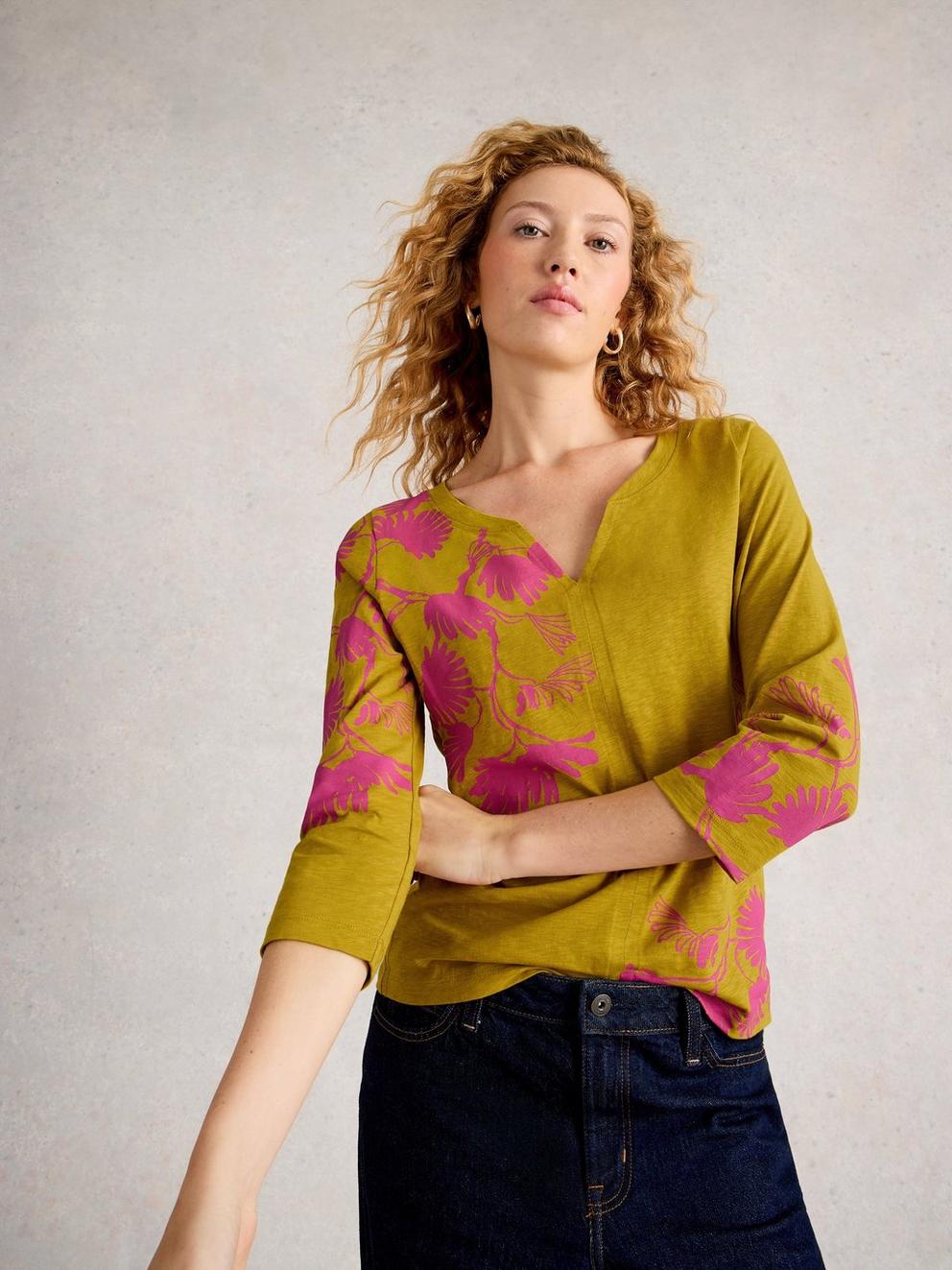 NELLY NOTCH NECK MID SLEEVE TEE in CHART PR - MODEL DETAIL