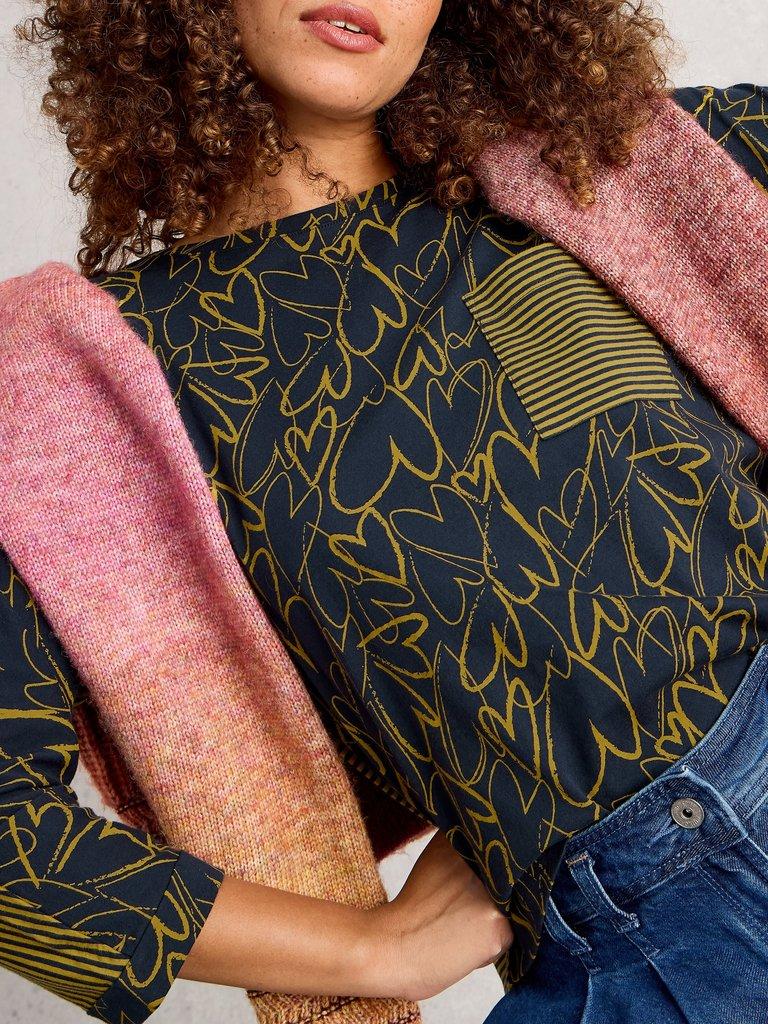 DEMI DOLMAN MID SLEEVE TOP in NAVY MULTI - MODEL DETAIL