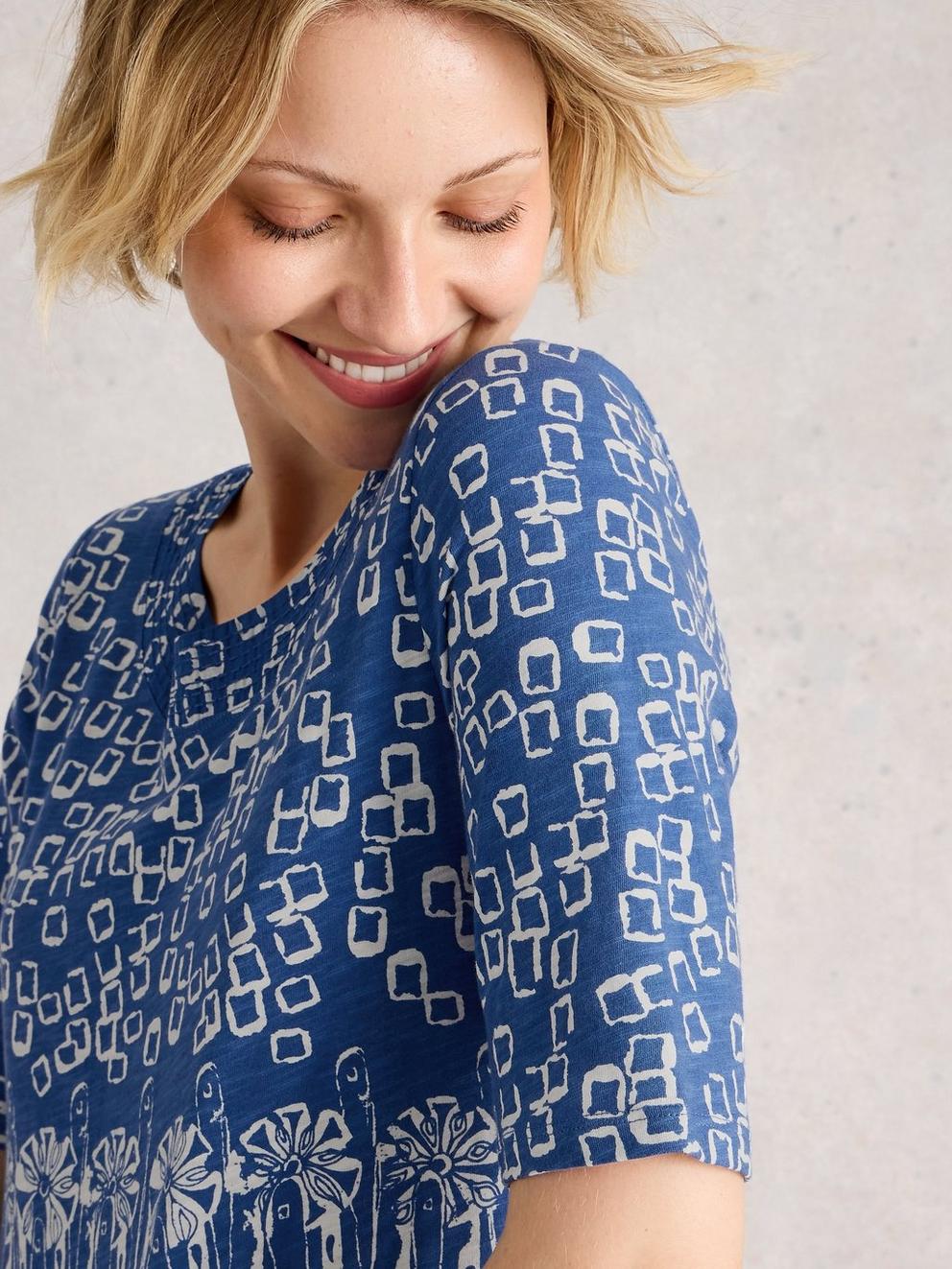 WEAVER CREW NECK TEE in BLUE PR - MODEL DETAIL
