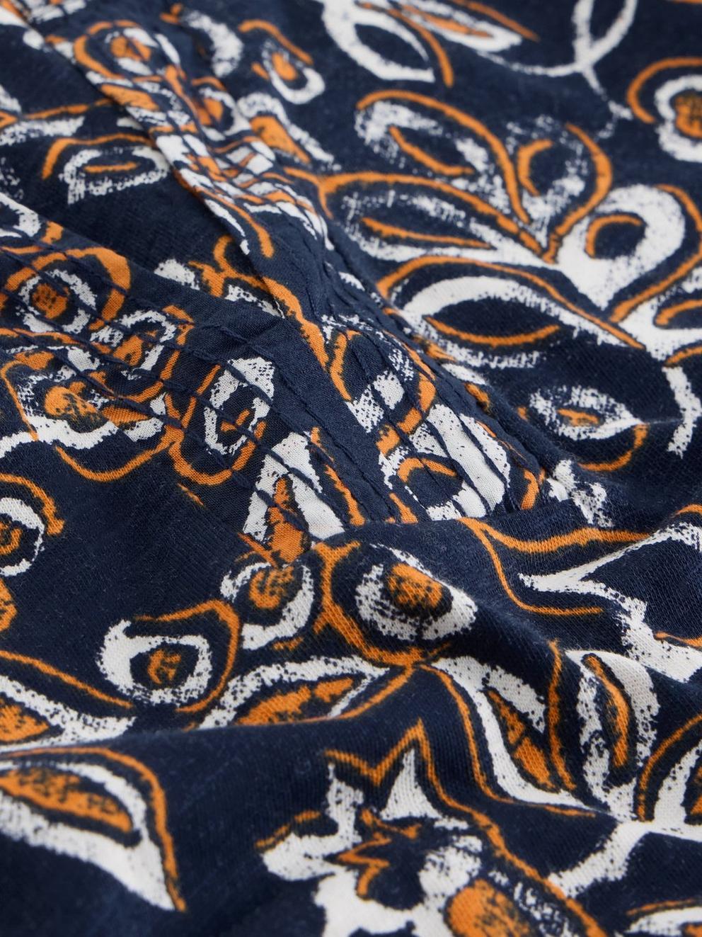 WEAVER NOTCH NECK TEE in NAVY PR - FLAT DETAIL
