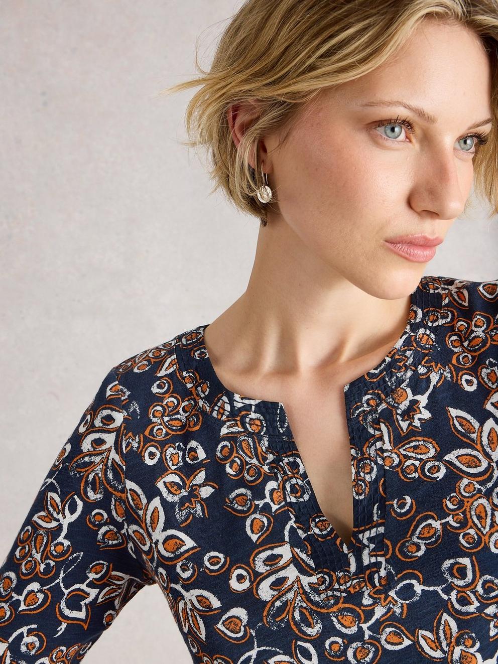 WEAVER NOTCH NECK TEE in NAVY PR - MODEL DETAIL