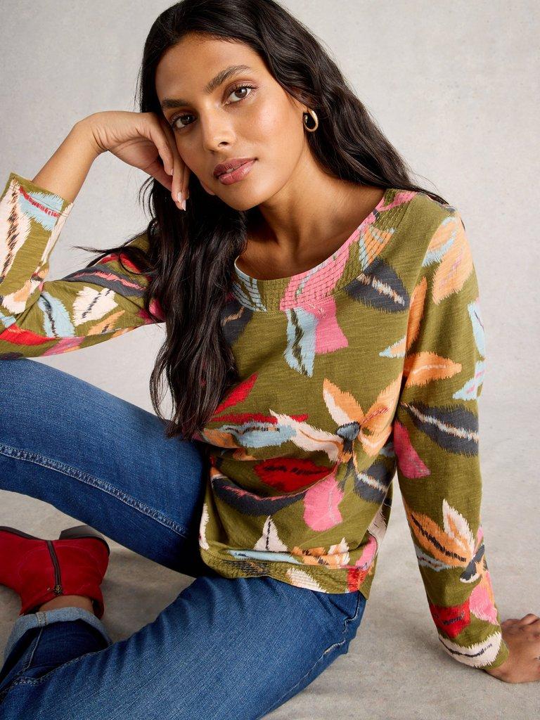 WEAVER LS TEE in KHAKI GRN - MODEL DETAIL