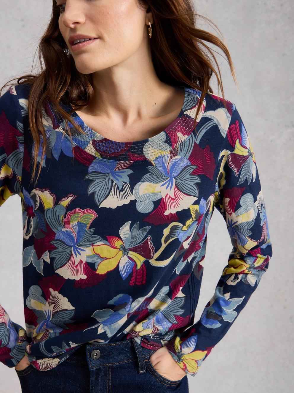 WEAVER LS TEE in NAVY PR - MODEL DETAIL