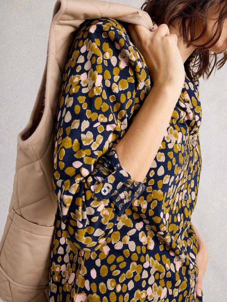 ANNIE JERSEY MID LENGTH SHIRT in CHART PR - MODEL DETAIL