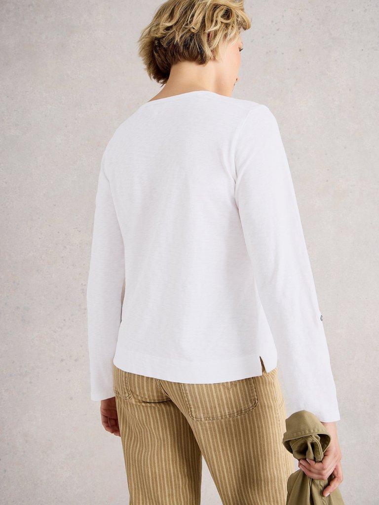 HOLLY POCKET TOP in BRIL WHITE - MODEL BACK
