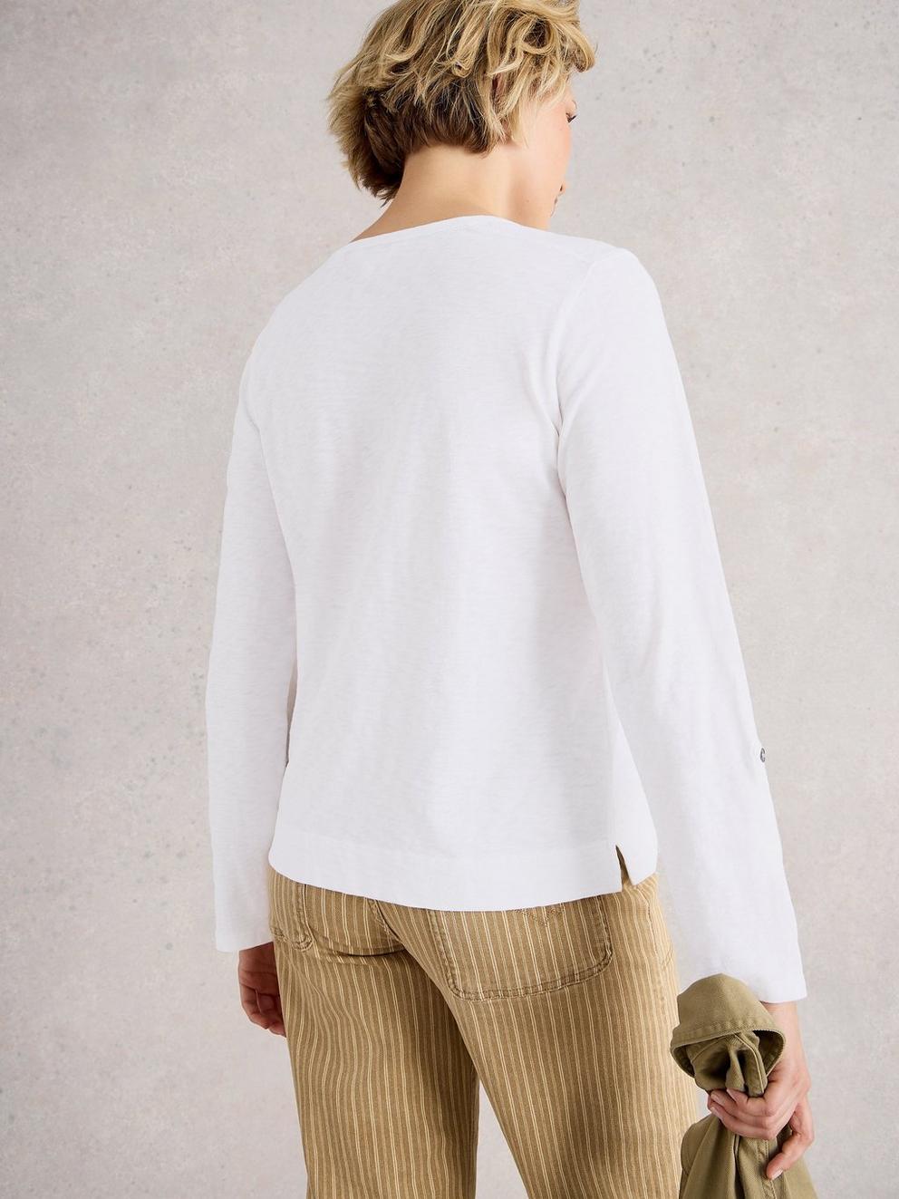 HOLLY POCKET TOP in BRIL WHITE - MODEL BACK