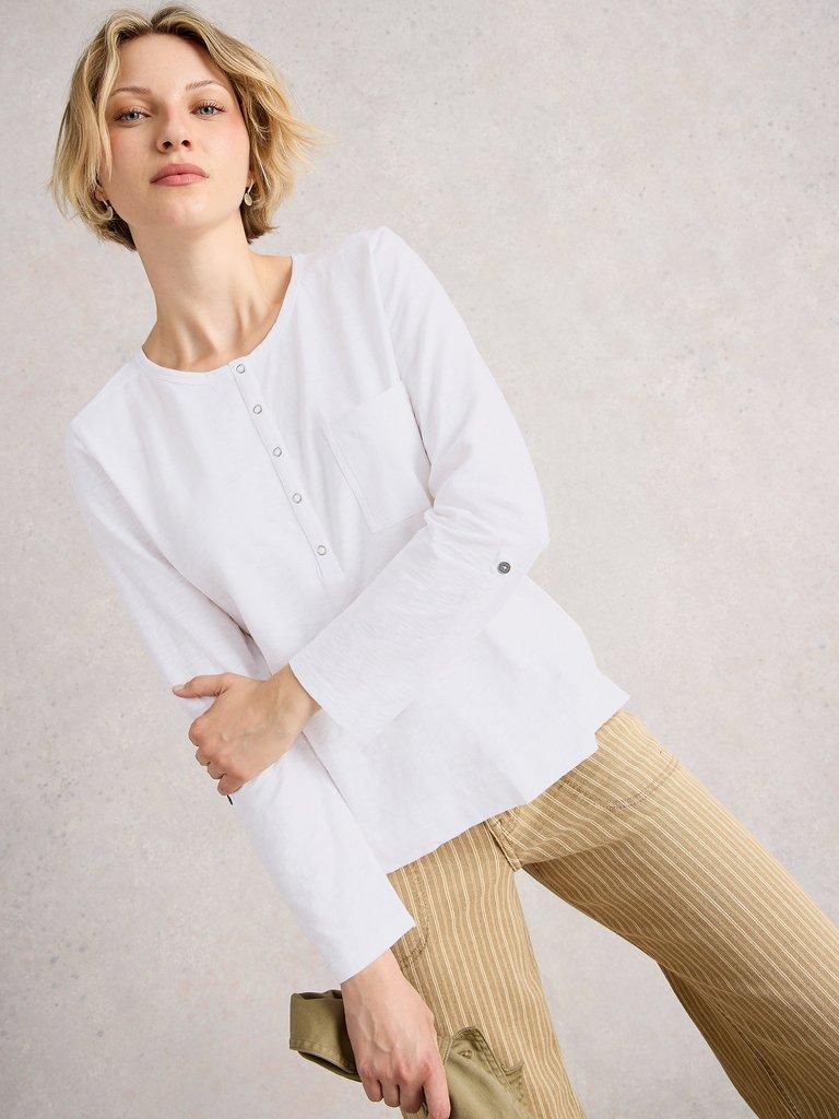 HOLLY POCKET TOP in BRIL WHITE - MODEL DETAIL