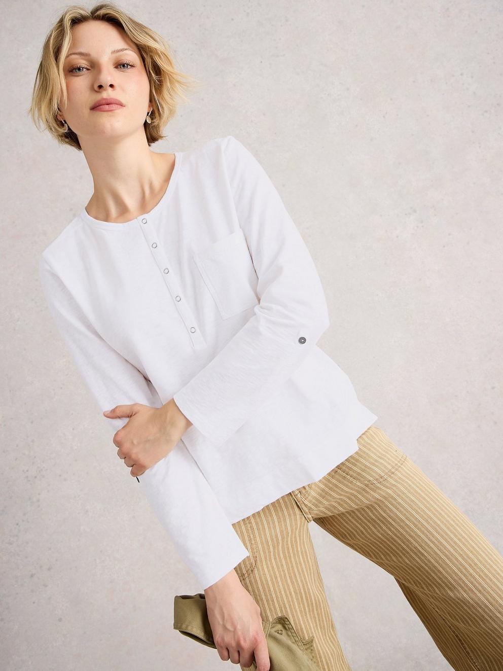 HOLLY POCKET TOP in BRIL WHITE - MODEL DETAIL