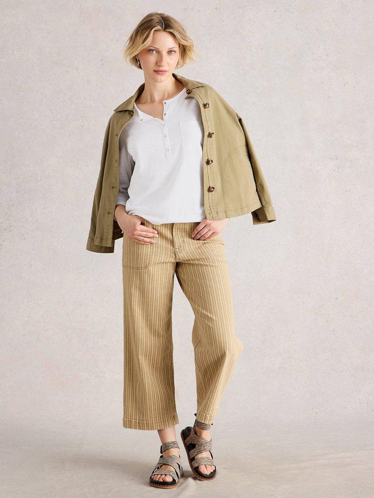 HOLLY POCKET TOP in BRIL WHITE - MODEL FRONT