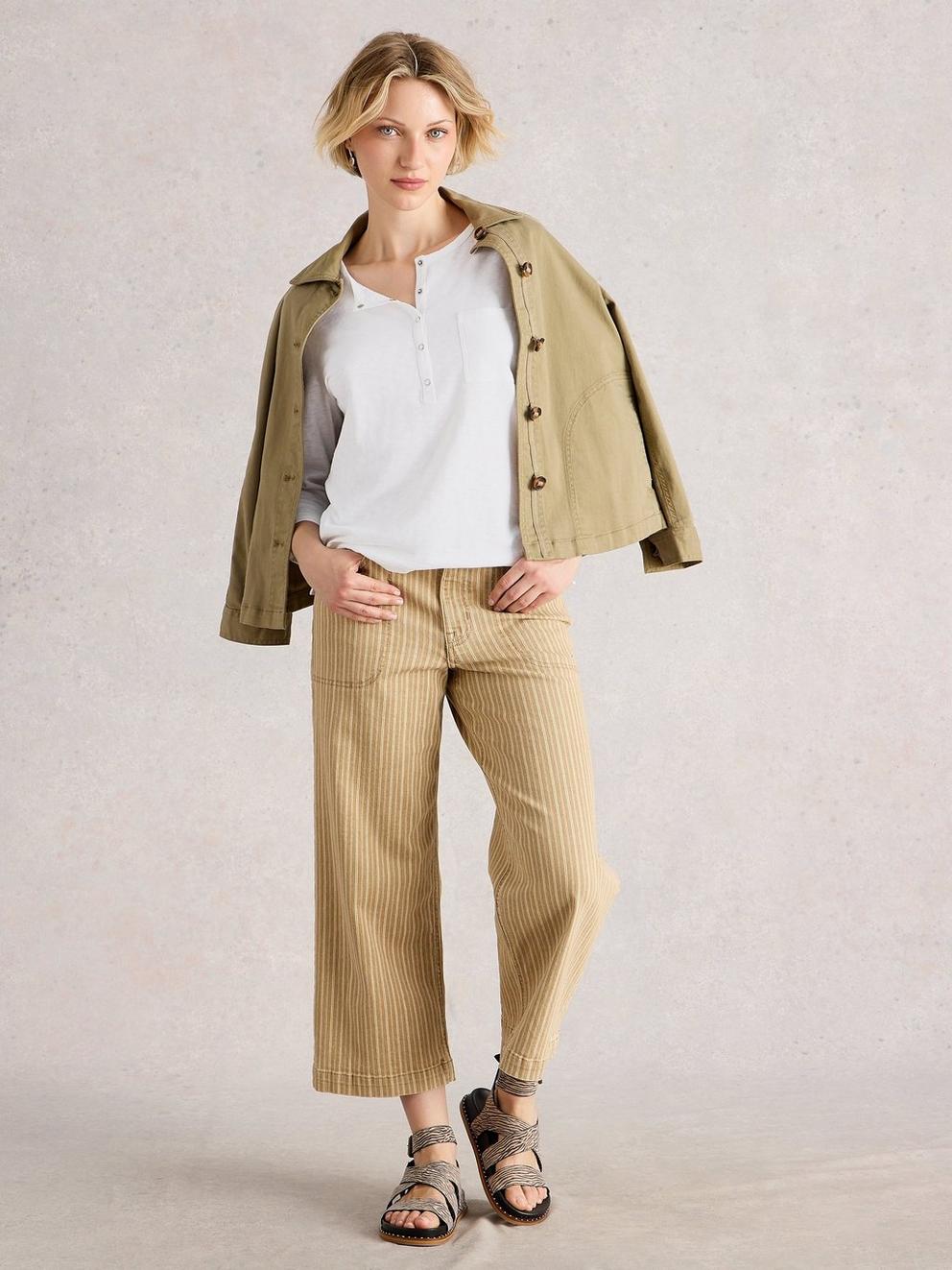 HOLLY POCKET TOP in BRIL WHITE - MODEL FRONT