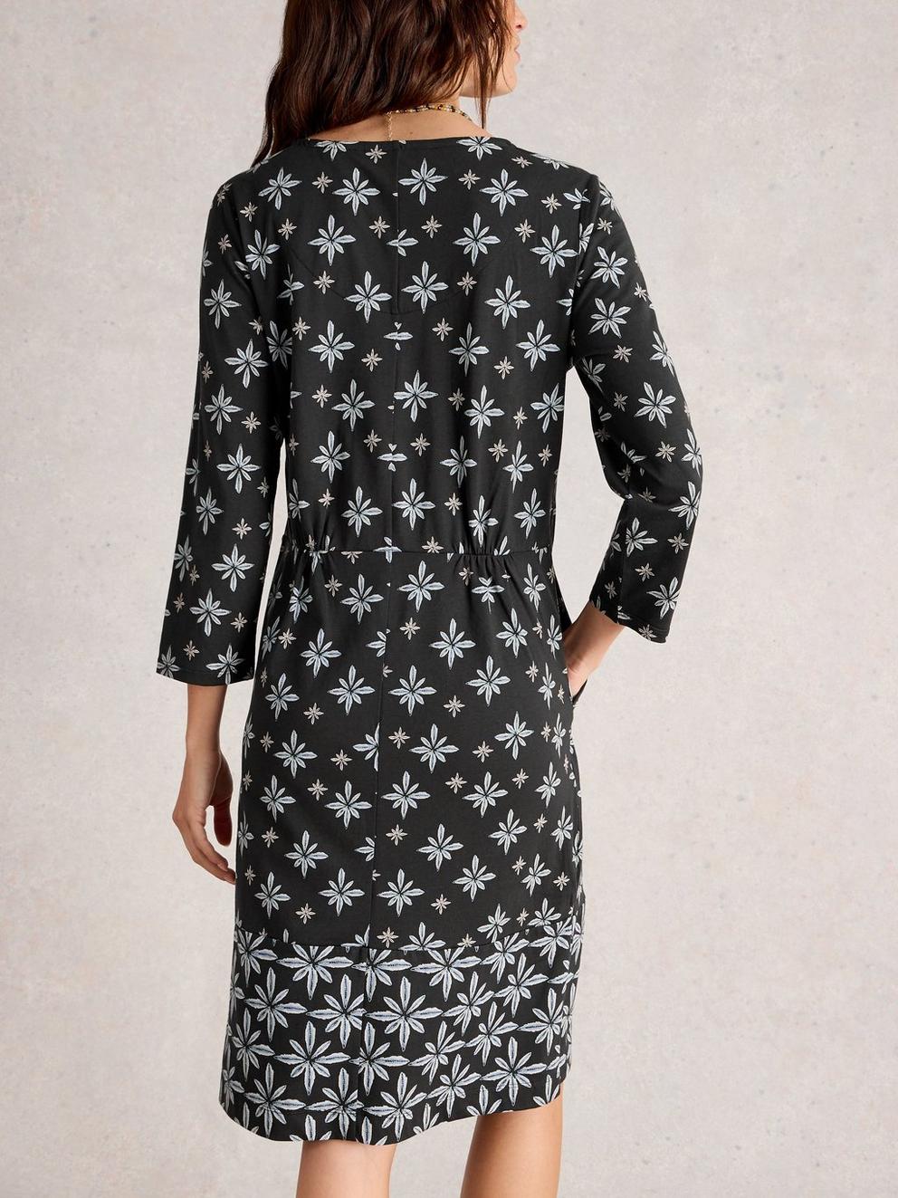 Tallie Knee Length V Neck Jersey Dress in BLK MLT - MODEL BACK